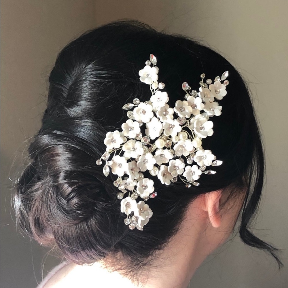 Ornate White Floral Hair Comb with Delicate Design
